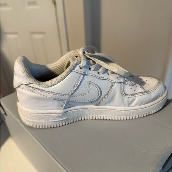 Nike white Air Force 1 LE kids size 13c - Picture 4 of 9